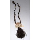 Modeschmuck-Halskette, Frankreich, um 1900-20, Anhänger aus Horn, durchbrochen gesägt und beschnitzt