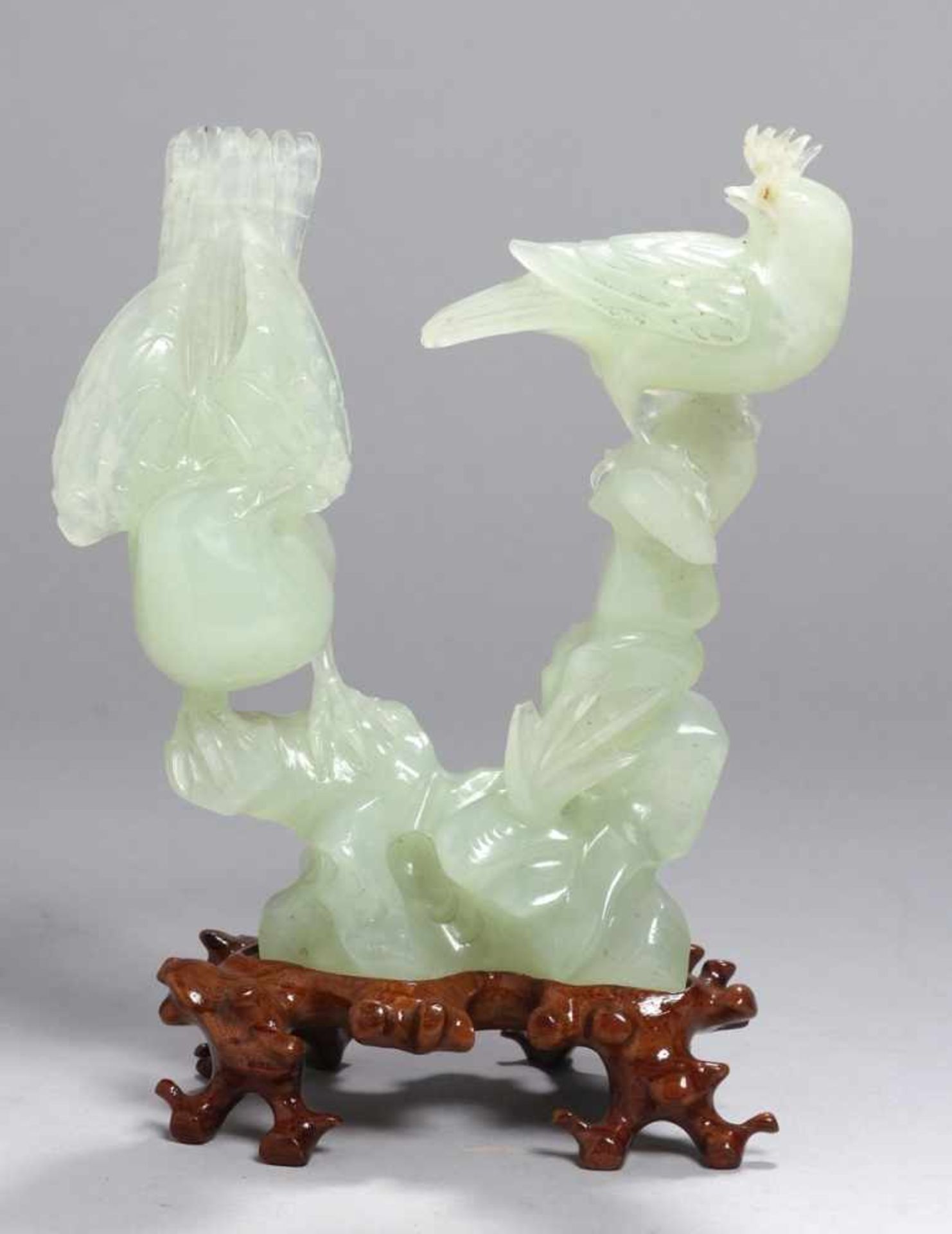 Jade-Schnitzerei, "Vögel", China, vollplastische Darstellung zweier Vögel auf Natursockel,