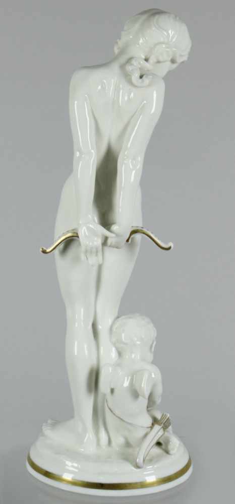 Porzellan-Figur, "Entwaffnet", Lorenz Hutschenreuther, Kunstabteilung Selb, um 1965-67, Entw.: - Image 2 of 6