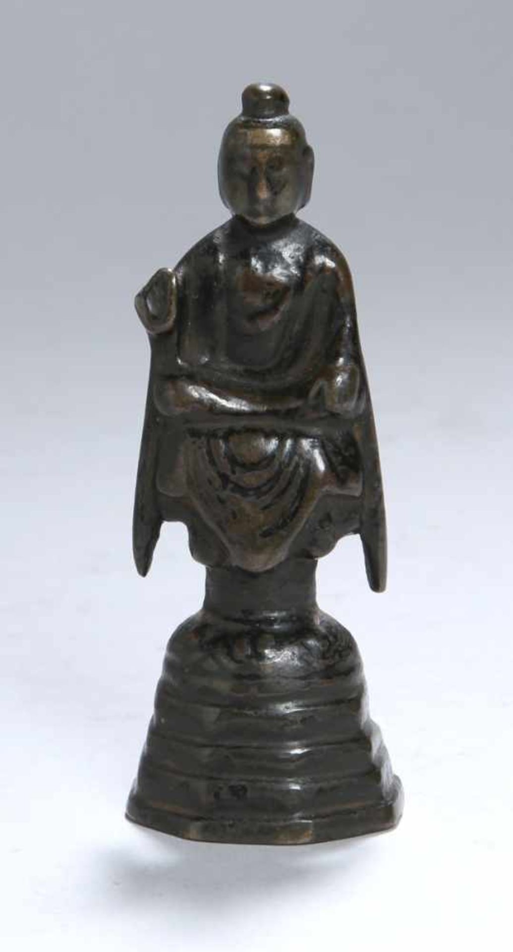 Bronze-Plastik, "Buddha", wohl China, Tang-Dynastie oder früher, auf getrepptem Sockel auf