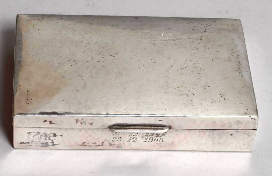 Zigaretten-Schatulle, dt., Mitte 20. Jh., Silber 830, rechteckig, Wandung mit Hammerschlagdekor,