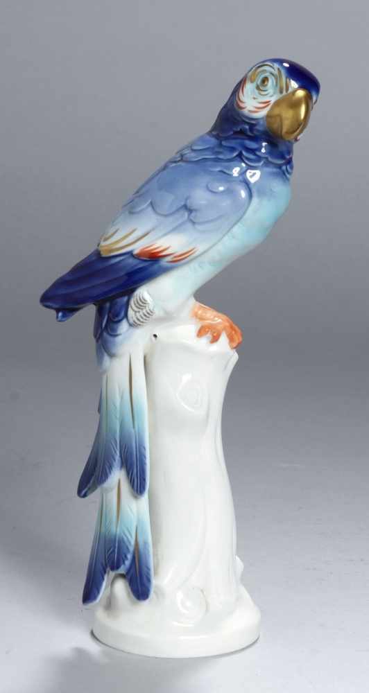 Porzellan-Tierplastik, "Papagei", Thüringen, 20. Jh., Mod.nr.: 9240?, auf Rundsockel mit Baumstamm