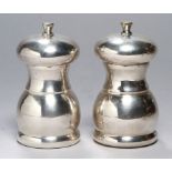 Ein Paar Gewürzmühlen, Italien, neuzeitlich, Silber 800, Schauseiten mit Beschriftung, H 12,5 cm