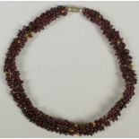Collier, gefertigt aus zahlreichen Granat-Perlchen, Drehverschluß