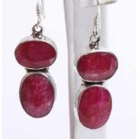 Ein Paar Ohrhänger, Sterling Silber, besetzt mit je 2 Rubinen, zus. ca. 28,00 ct., Farbe: purpur