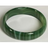 Achat-Armreif, runde, gewölbte Form, grün-weiße Äderung, Innen-D 6 cm