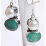 Ein Paar Ohrhänger, Silber, besetzt mit je 1 Smaragd, zus. ca. 18,00 ct., Farbe: hellgrün, je 1