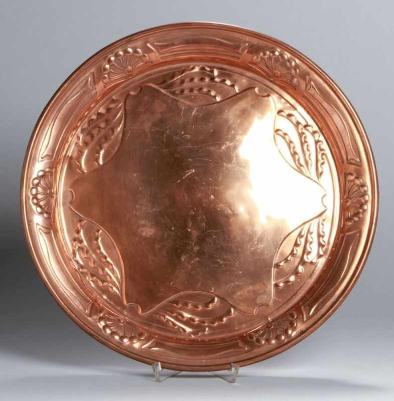 Jugendstil Kupfer-Tablett, wohl England, runde Form mit vertieftem Spiegel, gekehlt ausgestellter