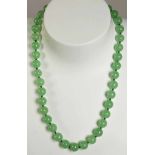 Jade-Halskette, Choker geknüpft, D ca. 10 mm, Farbe: hellgrün, silberfarbene Karabinerschließe, L 42