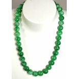 Jade-Halskette, Choker geknüpft, D 12 mm, grün-weiß marmoriert, goldfarbene Karabinerschließe, L