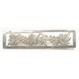 Brosche, Silber 800, rechteckige, durchbrochen gearbeitete Form mit graviertem Floraldekor,