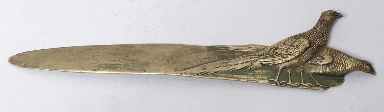 Bronze-Brieföffner, um 1900, breite, spiz zulaufende Form, Griffschauseite plastisch bzw.