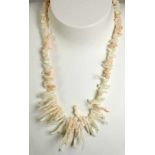 Engelshautkorallen-Halskette, gefertigt aus unregelmäßig gewachsenen Stücken, Farbe: weiß-rosé,