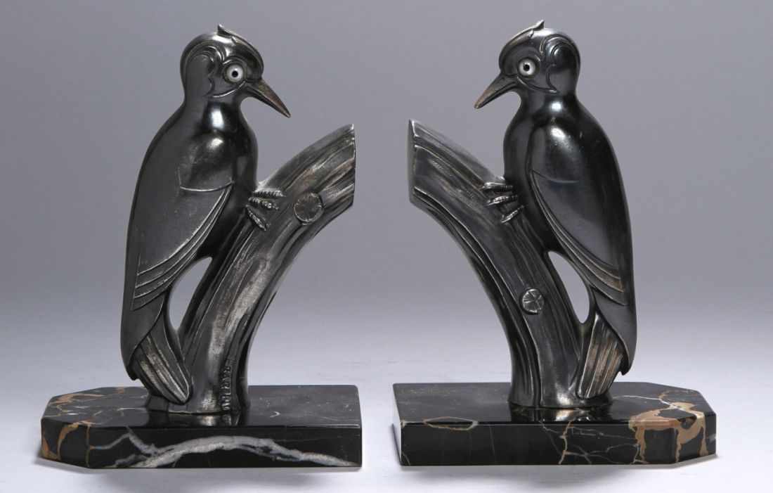 Ein Paar Art Déco Weißmetall-Buchstützen, "Specht", Franjou, wohl französischer Bildhauer,