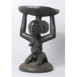 Karyatiden-Hocker, Luba, Kongo, über rundem, gewölbtem Sockel plastische, weibliche, kniende