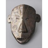 Maske, Boa, Kongo, flach ausgeformtes Gesicht mit kleinen, offen geschlitzten Augen, großer Nase und