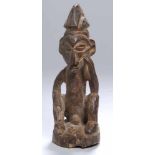 Kult-Figur, Yaka/Suku, Kongo, vollplastische, männliche, auf Rundplinthe hockende Darstellung,