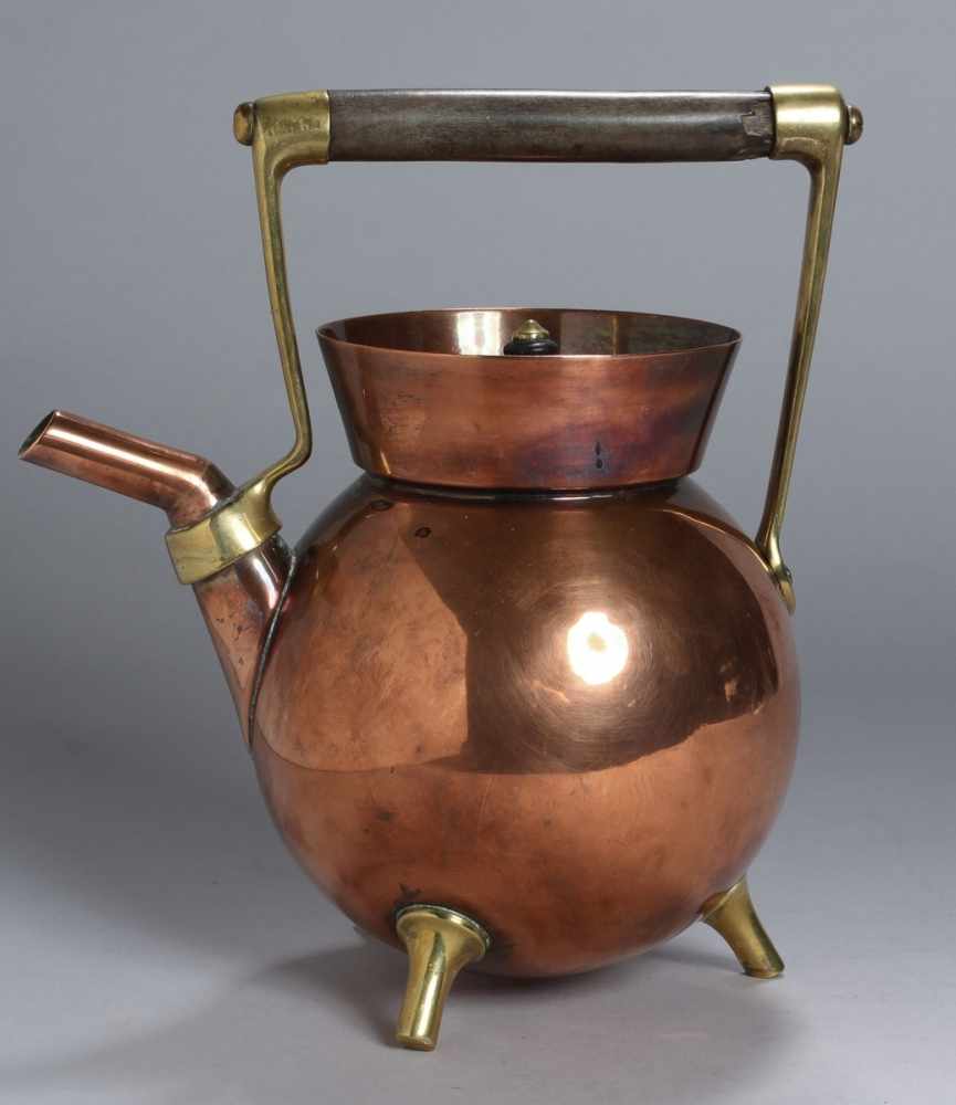 Kupfer-Teekanne, Benham & Froud, London, um 1885, Entw.: Christopher Dresser, auf 3 ausgestellten