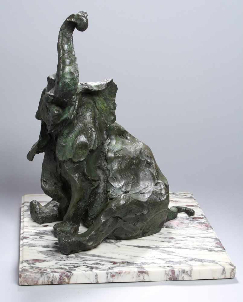 Bronze-Tierplastik, "Sitzender Elefant mit erhobenem Rüssel", sign. B.C. Zherf, Bildhauer Mitte