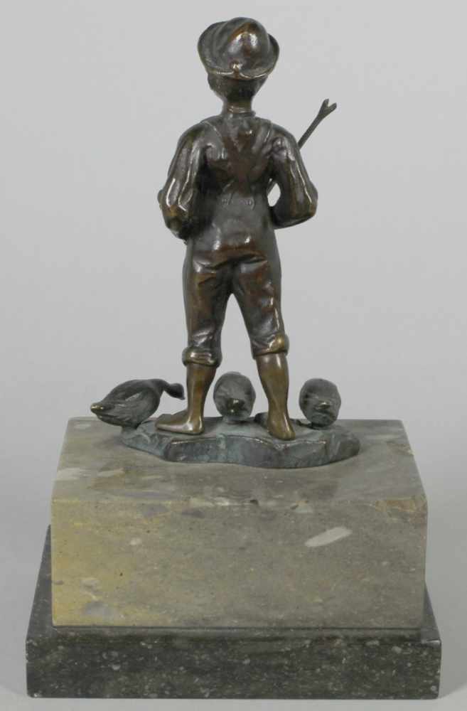 Bronze-Plastik, "Gänsehirte", anonymer Bildhauer um 1900, auf kleiner, unregelmäßiger Plinthe - Image 2 of 2