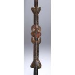 Speer, Abelam, Papua, Neu-Guinea, langer, spitz zulaufender Rundstab, mittig beidseitig figural