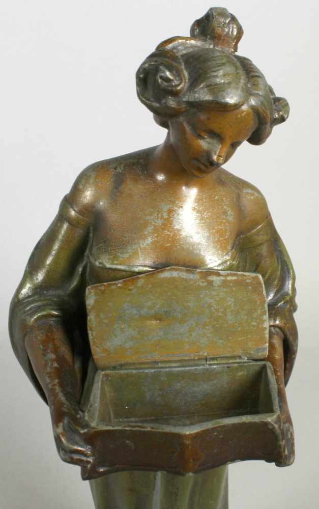 Weißbronze-Plastik, "Dame mit Schatulle", Matter, L. O., französischer Bildhauer bzw. Medailleur - Image 3 of 5