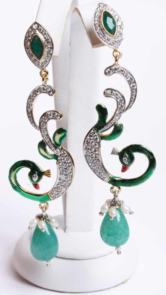 Ein Paar Ohrhänger, Silber, vergoldet, ausgefallene Designerarbeit in Form eines Pfaues, teilw.