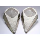 Ein Paar Art Déco-Wandlampen, Frankreich, Dreiecksform mit geriffelter Oberfläche und gebogtem