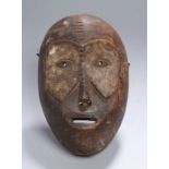 Maske, Ngbaka, Kongo, plastisches Gesicht mit offenem Mund und gelochten Augen, Nasenlochung,