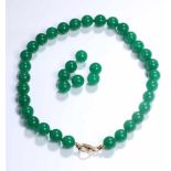 Jade-Halskette, Choker geknüpft, D 12 mm, von allerbester Farbqualität, Karabinerschieße GG 750,