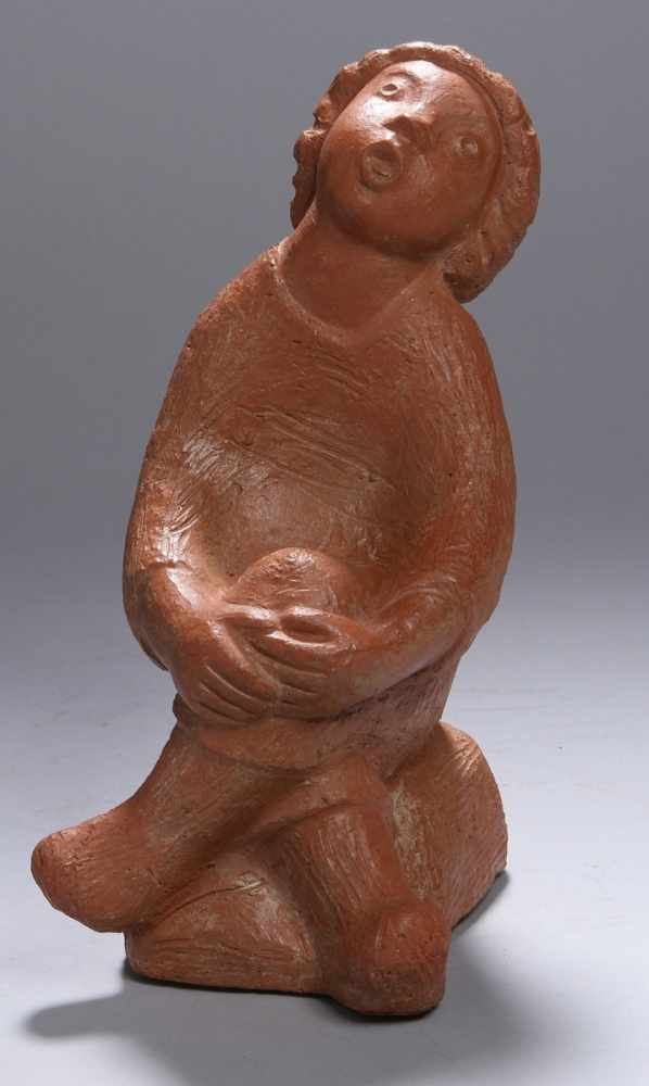 Terracotta-Figur, "Singendes Kind", monogrammierender Bildhauer 1. Hälfte 20. Jh., auf Sockel