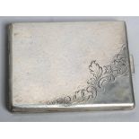 Zigarettenetui, 1. Hälfte 20. Jh., Silber 835, Wandung mit ziseliertem Floraldekor, 9 x 7,5 cm,