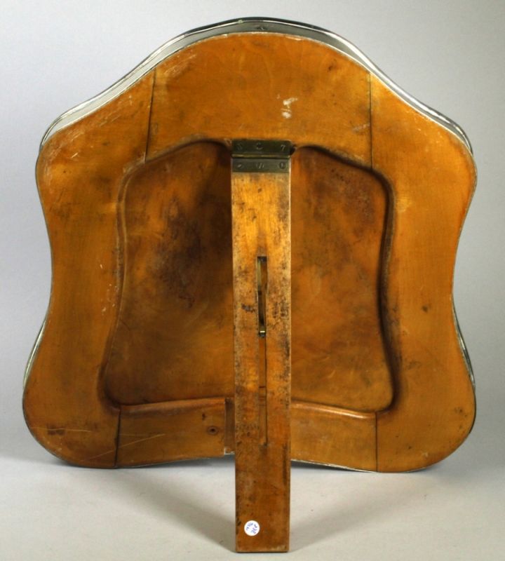 Tisch-Spiegel, um 1900, geschweifte Form mit profiliertem Rand, versilbert, rückseitig mit Holz - Image 3 of 4