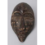 Maske, Bakongo, Kongo, aufgewölbtes Gesicht mit spitz zulaufendem Kinn, große, offen geschlitzte