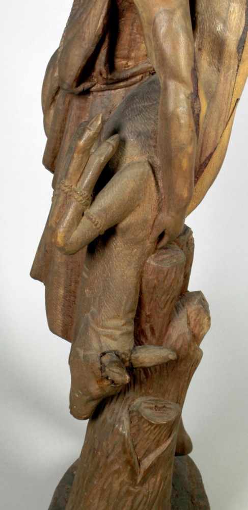 Holz-Figur, "Wildhändler", wohl Schweiz, 19. Jh., auf ovalem Natursockel mit Baumstumpf - Image 2 of 3