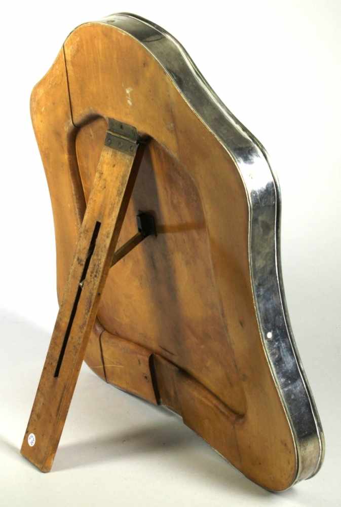 Tisch-Spiegel, um 1900, geschweifte Form mit profiliertem Rand, versilbert, rückseitig mit Holz - Image 2 of 4