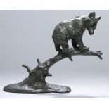 Bronze-Tierplastik, "Bär auf Baumstamm", Büschelberger, Anton, Eger 1869 - 1934 Dresden, plastische,