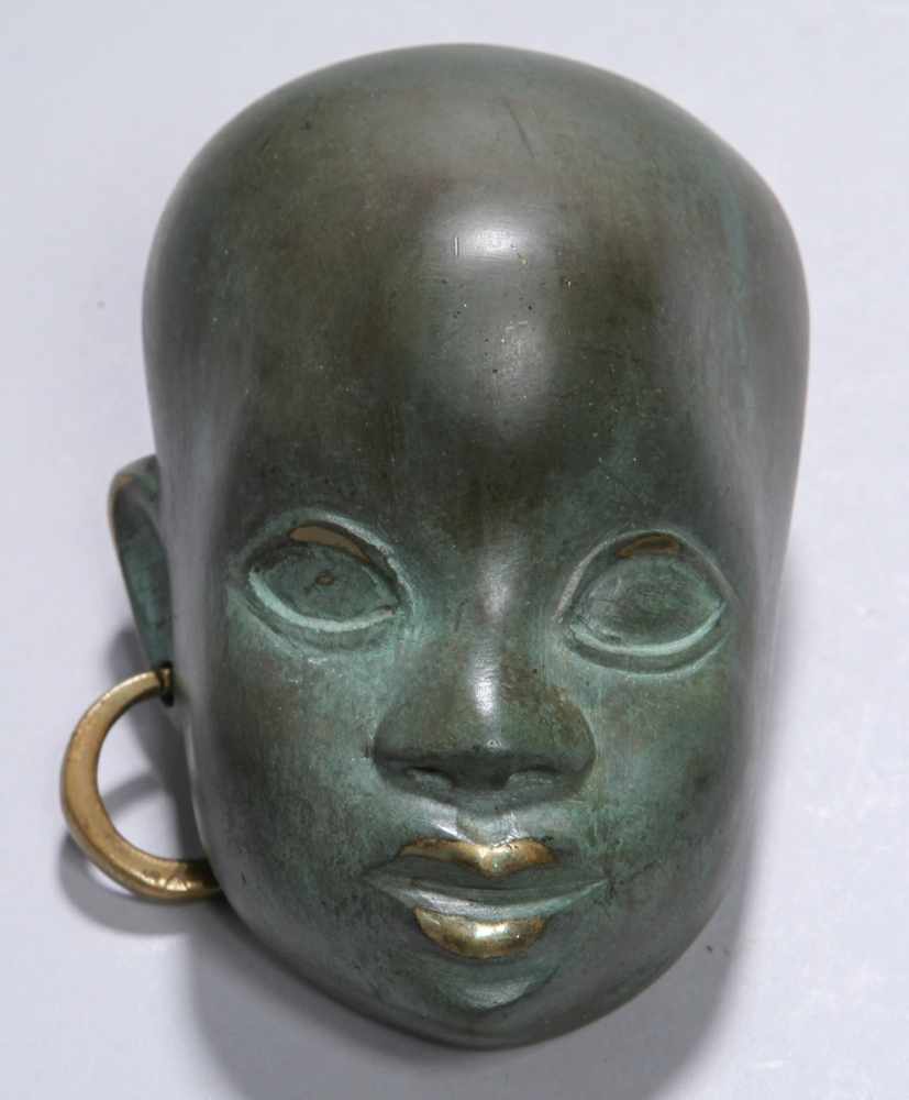 Messing-Wandmaske, "Afrikanischer Kinderkopf mit Ohrring", Hagenauer, Wien zugeschrieben, 1.