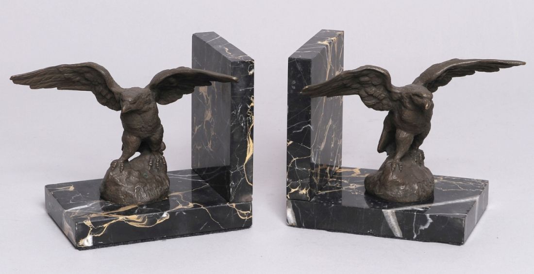 Ein Paar Bronze-Buchstützen, "Adler", Richard, R., wohl dt. Bildhauer 1. Hälfte 20. Jh.,