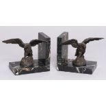 Ein Paar Bronze-Buchstützen, "Adler", Richard, R., wohl dt. Bildhauer 1. Hälfte 20. Jh.,