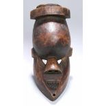 Maske, Salampasu, Kongo, stark reduziertes Gesicht mit spitz zulaufendem Kinn, großer, stark