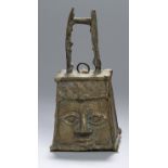 Bronze-Glocke, Benin, Nigeria, vierseitige, sich konisch verjüngende Form, frontseitig dekoriert mit