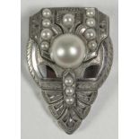 Art Deco-Schmuck-Clip, WG 750, stiltypische Form, besetzt mit 13 Perlen, Orient ?, D 2,5 - 9 mm,