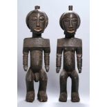 Ein Paar Ahnen-Figuren, Buyu, Kongo, plastische, weibliche und männliche, stehende Darstellung mit