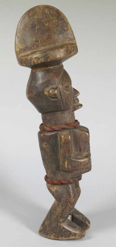Spiegel-Fetisch, Teke, Kongo, vollplastische, männliche, stehende Darstellung mit an - Image 4 of 5