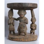 Häuptlings-Hocker, Yoruba, Nigeria, über rundem Sockel plastische Figur auf Reittier, flankiert