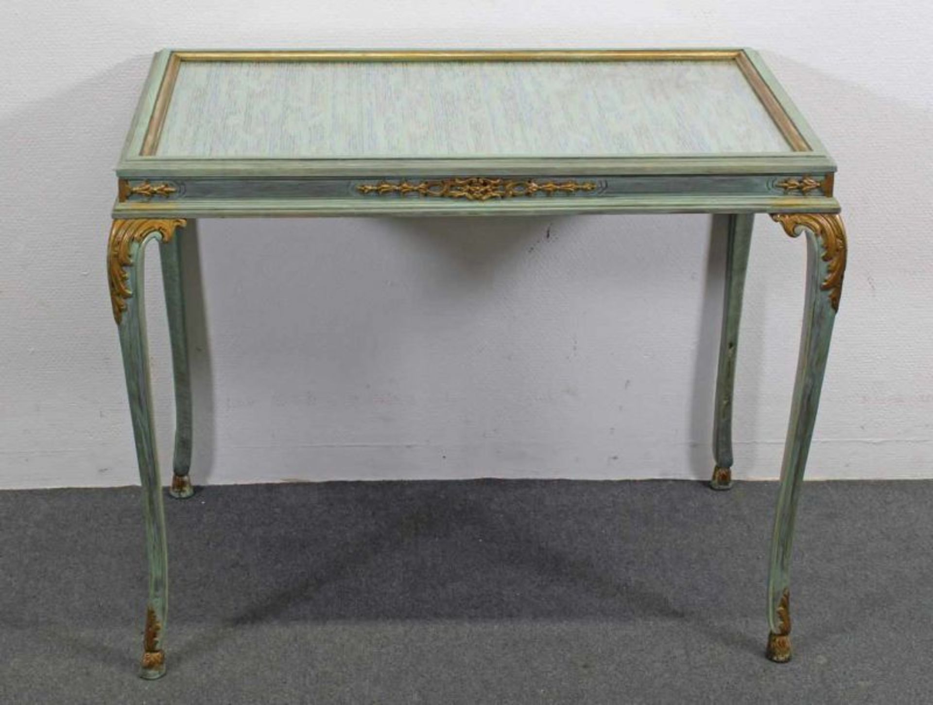 Kleiner Tisch mit zwei Stühlen, Louis XVI-Stil, 20. Jh., grünlich/gold gefaßt, Rückenlehnen der - Image 2 of 3