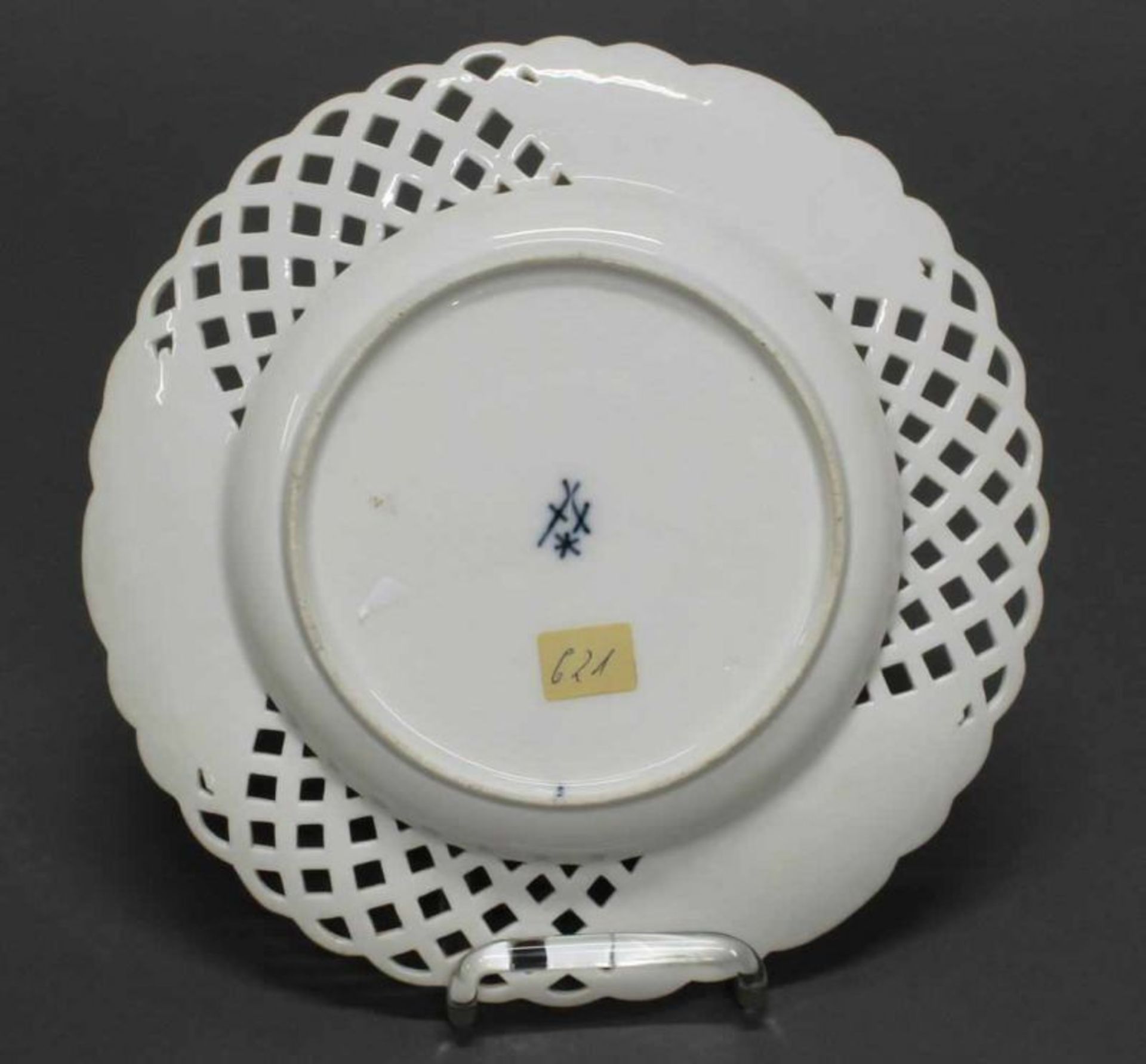 Durchbruchteller, Meissen, Schwertermarke, 1774-1817, 2. Wahl, farbige Kauffahrteiszenen, - Image 2 of 2