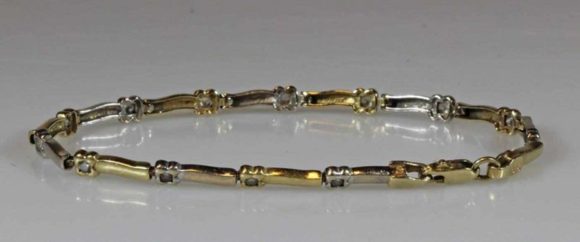 Armband, WG/GG 585, 13 kleine Diamanten, 17 cm lang, 6 g 20.00 % buyer's premium on the hammer price