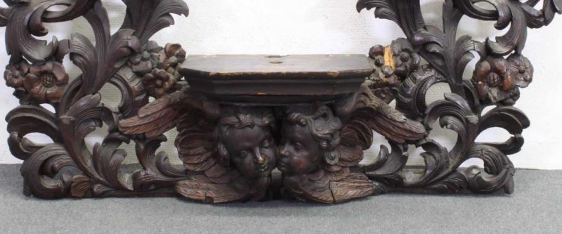 Große Skulpturenkonsole mit Puttenköpfen und Akanthusrahmen, Holz geschnitzt, Barockstil, 19. Jh., - Image 2 of 2